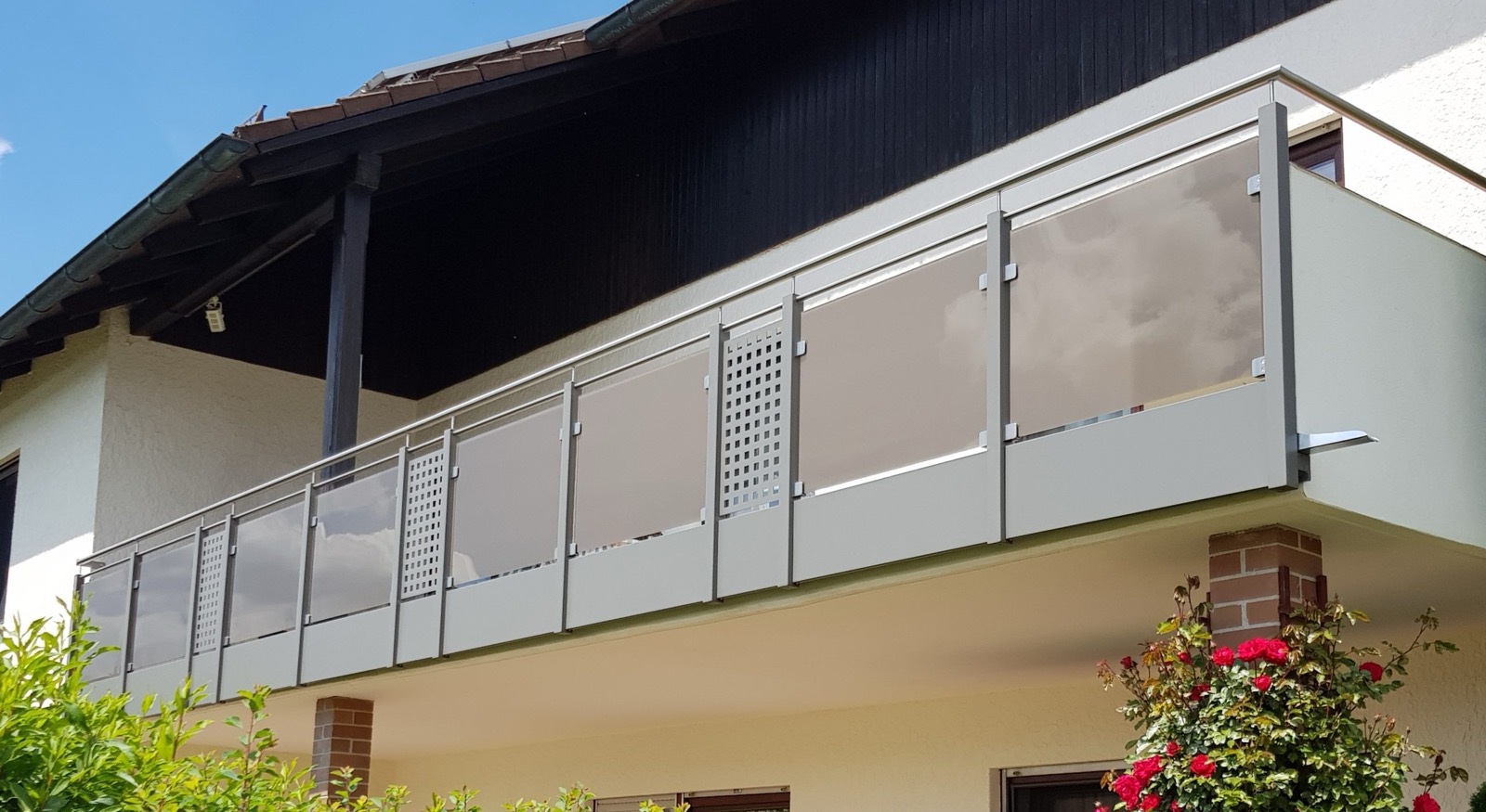 Balkongeländer aus Metall und Glas