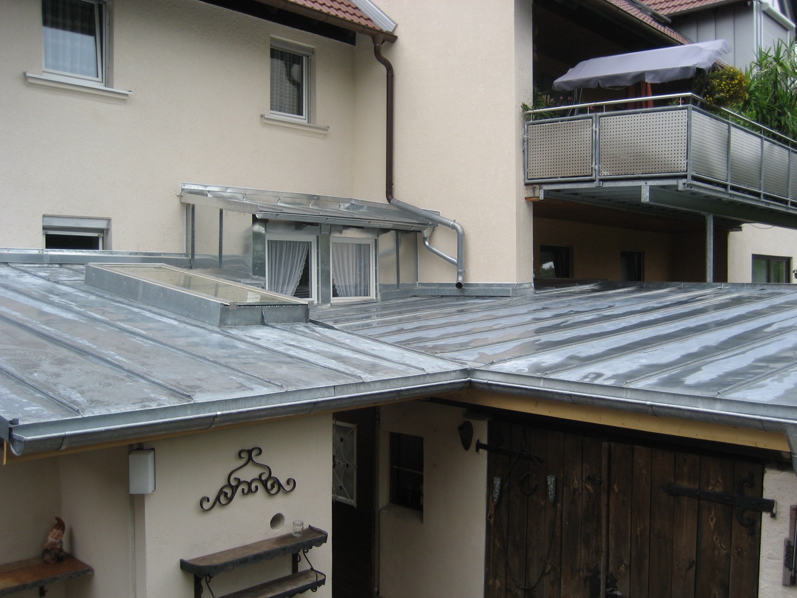Spenglerarbeiten für Blech- und Metalldächer am Gebäude