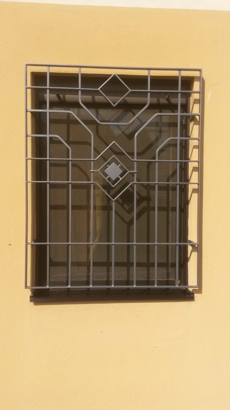 Klassisches Fenstergitter aus Metall für stilvollen Fensterschutz