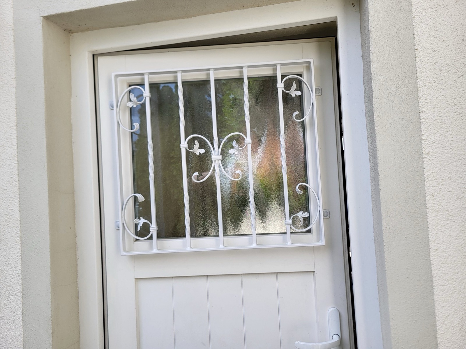 Edelstahl Fenstergitter als korrosionsbeständige Sicherheitslösung