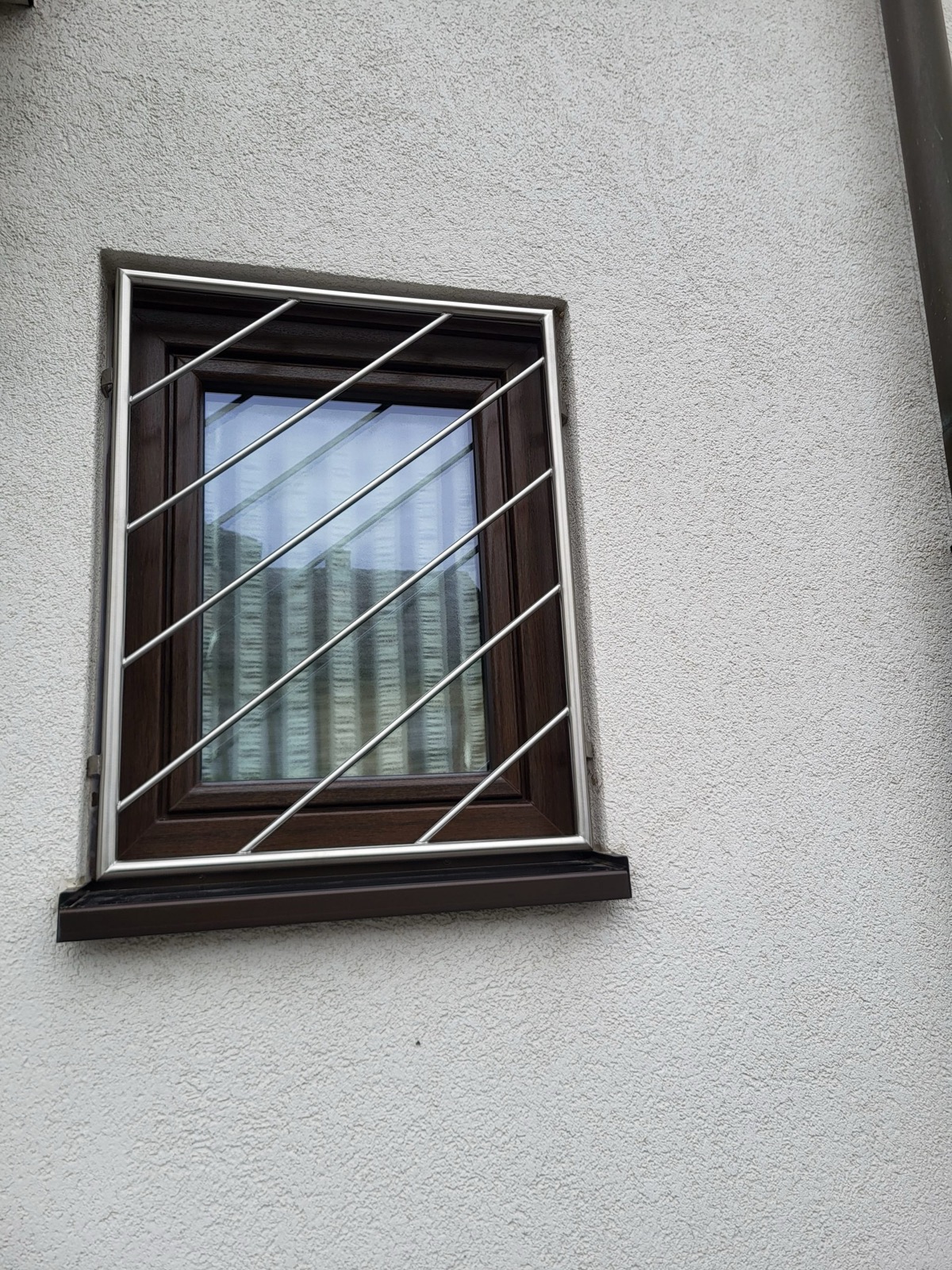 Maßgefertigtes Fenstergitter passend zur Gebäudeoptik
