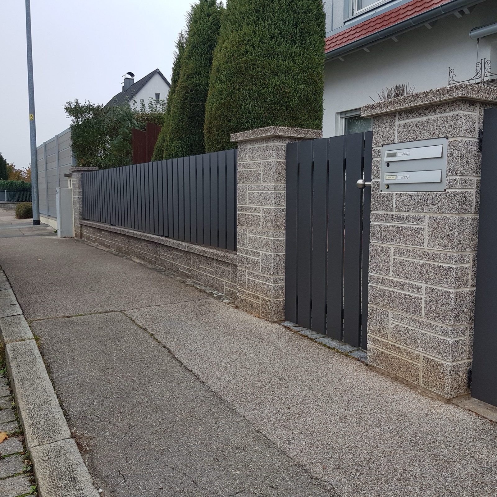 Garagentor aus Metall als robuste und wartungsarme Lösung