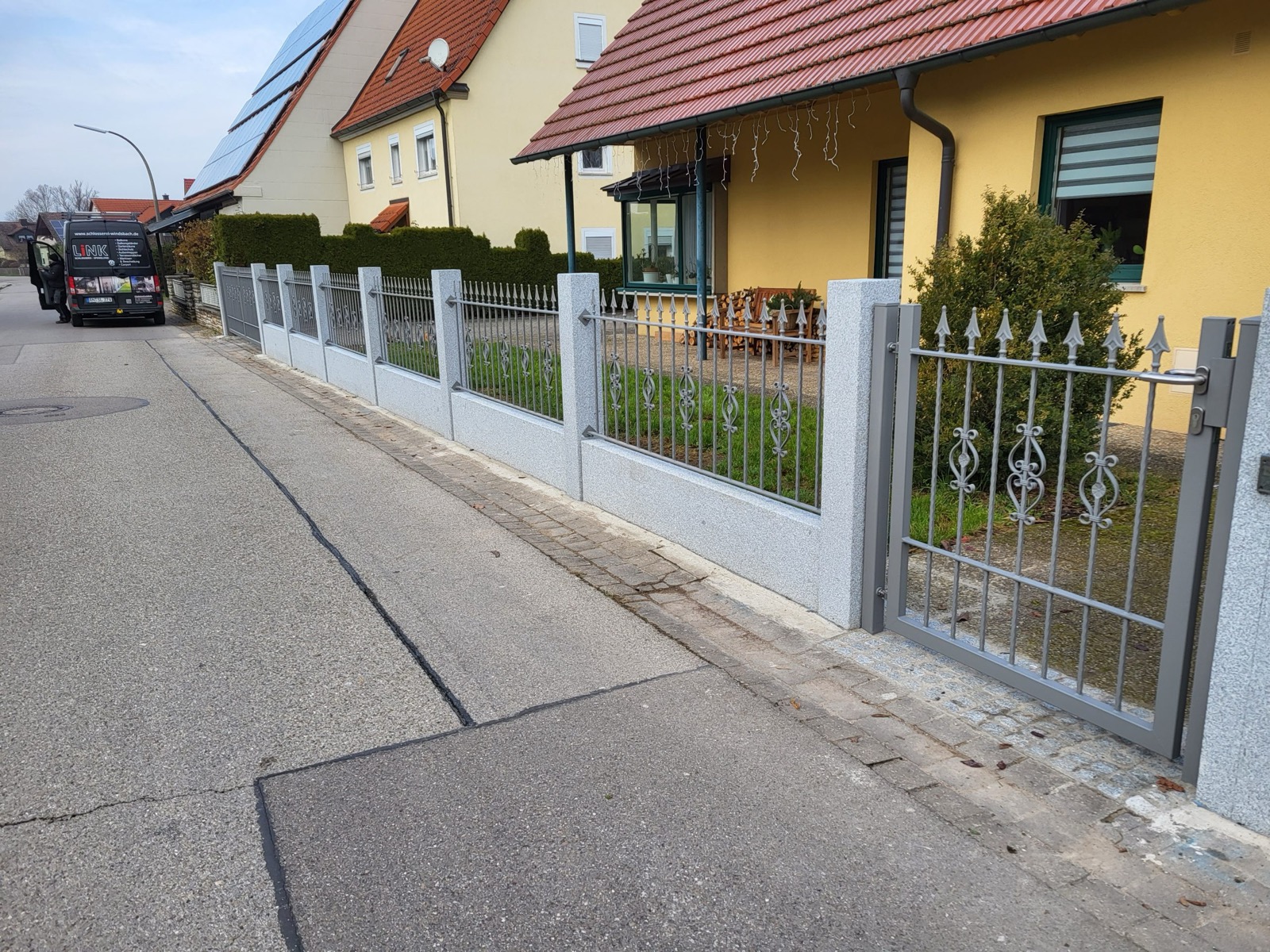 Garagentor aus Metall mit robuster Konstruktion