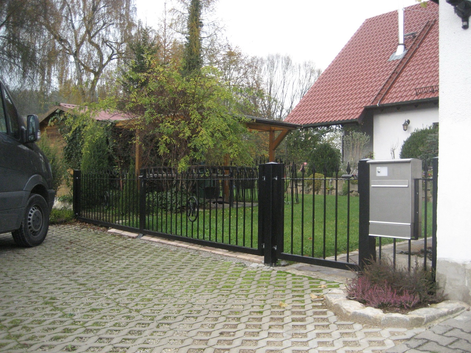 Metall Gartenzaun als stilvolle Abgrenzung zum Nachbargrundstück