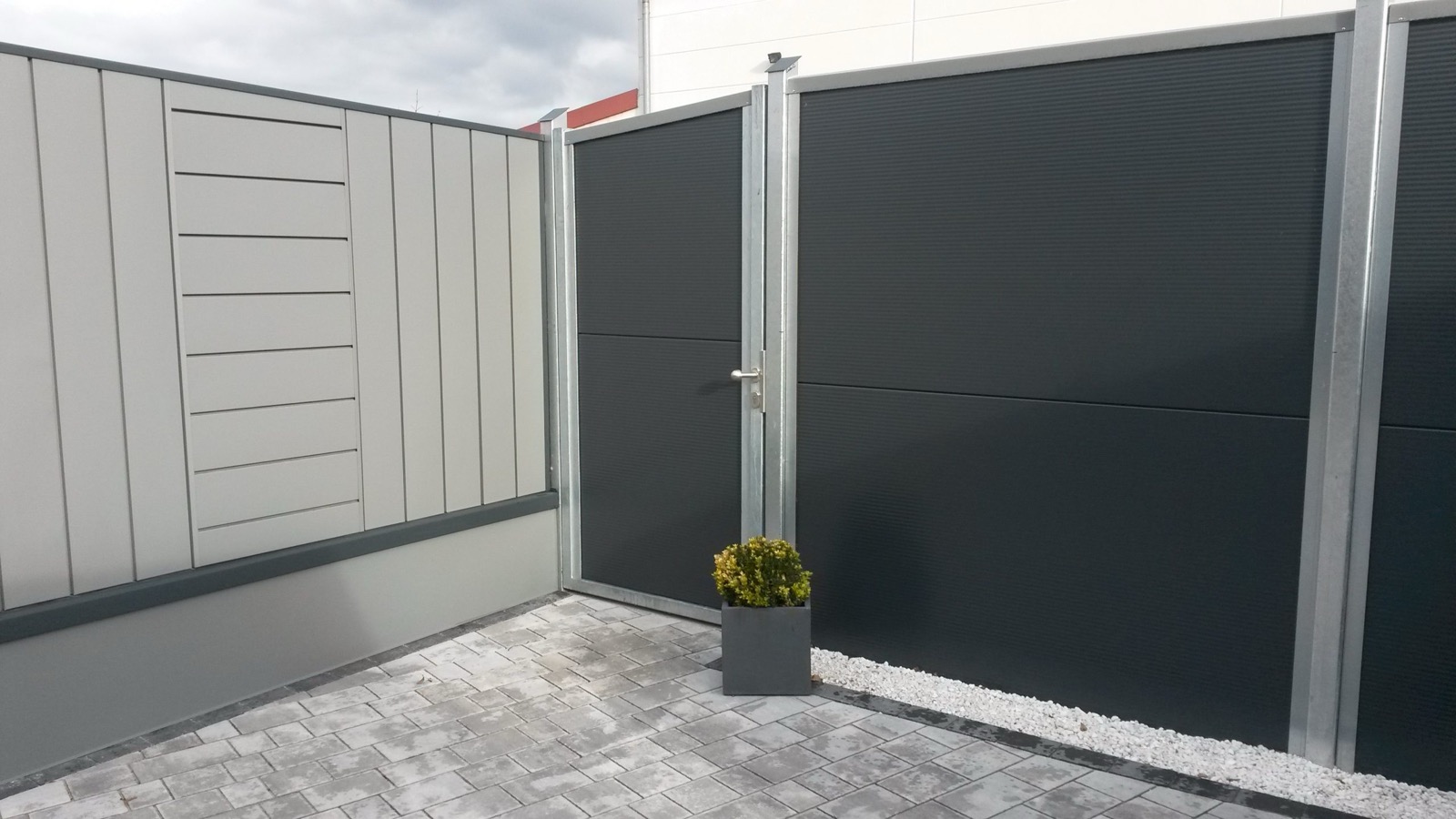Sichtschutzanlage aus Metall kombiniert mit Zaunelementen