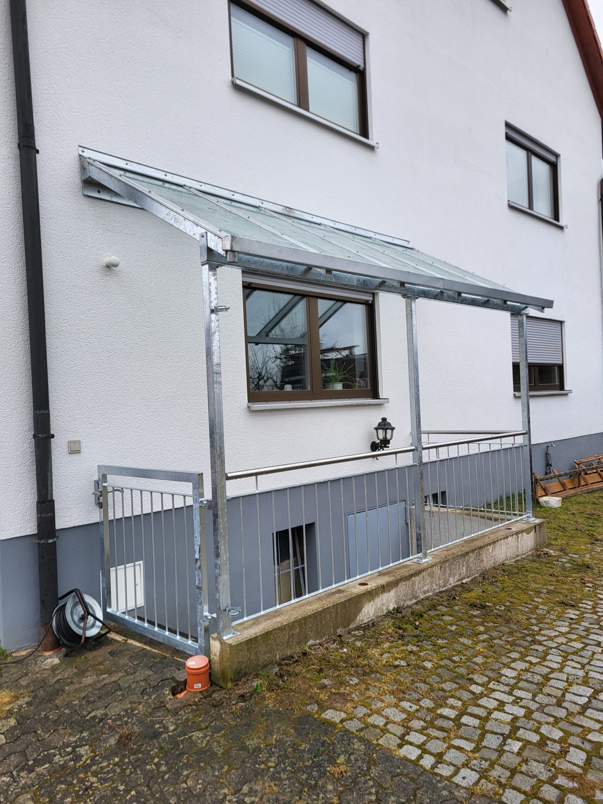 Maßgefertigte Terrassenüberdachung passend zur Architektur