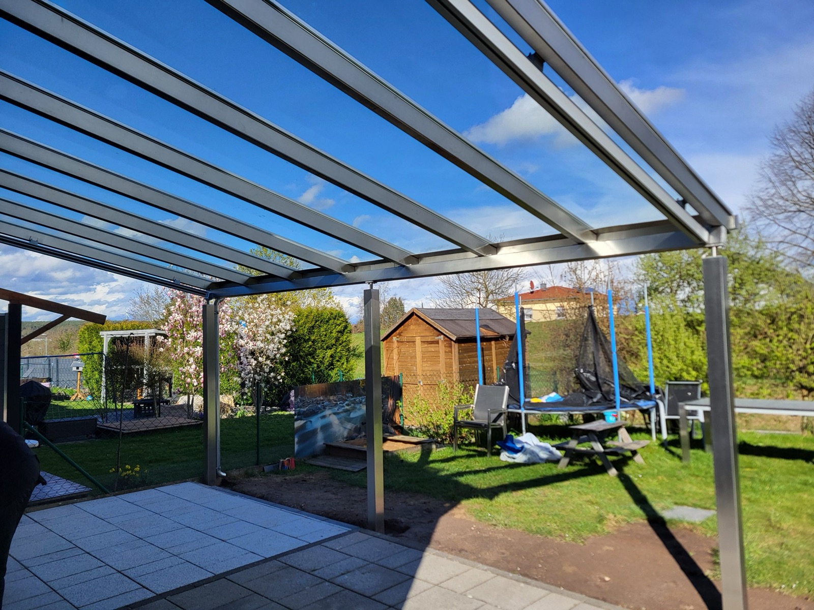 Moderne Terrassenüberdachung aus Aluminium für den Außenbereich