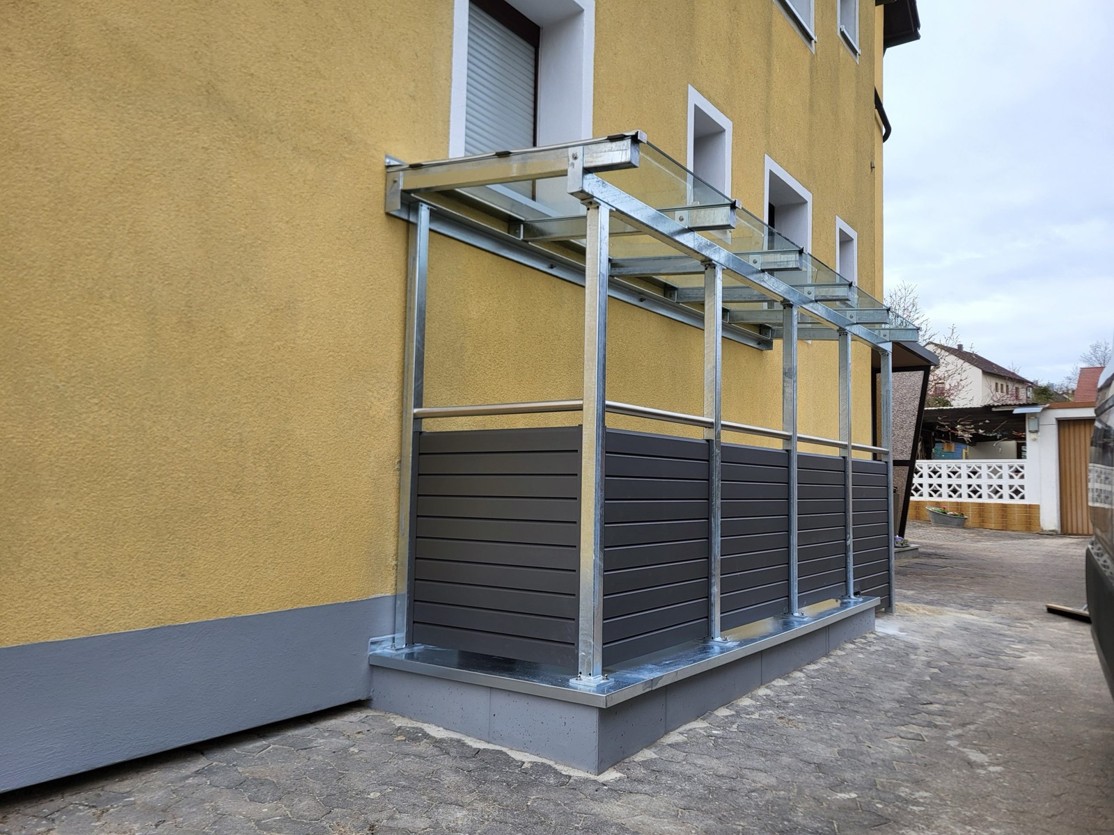Überdachung aus Metall für Terrassen und Hauseingänge