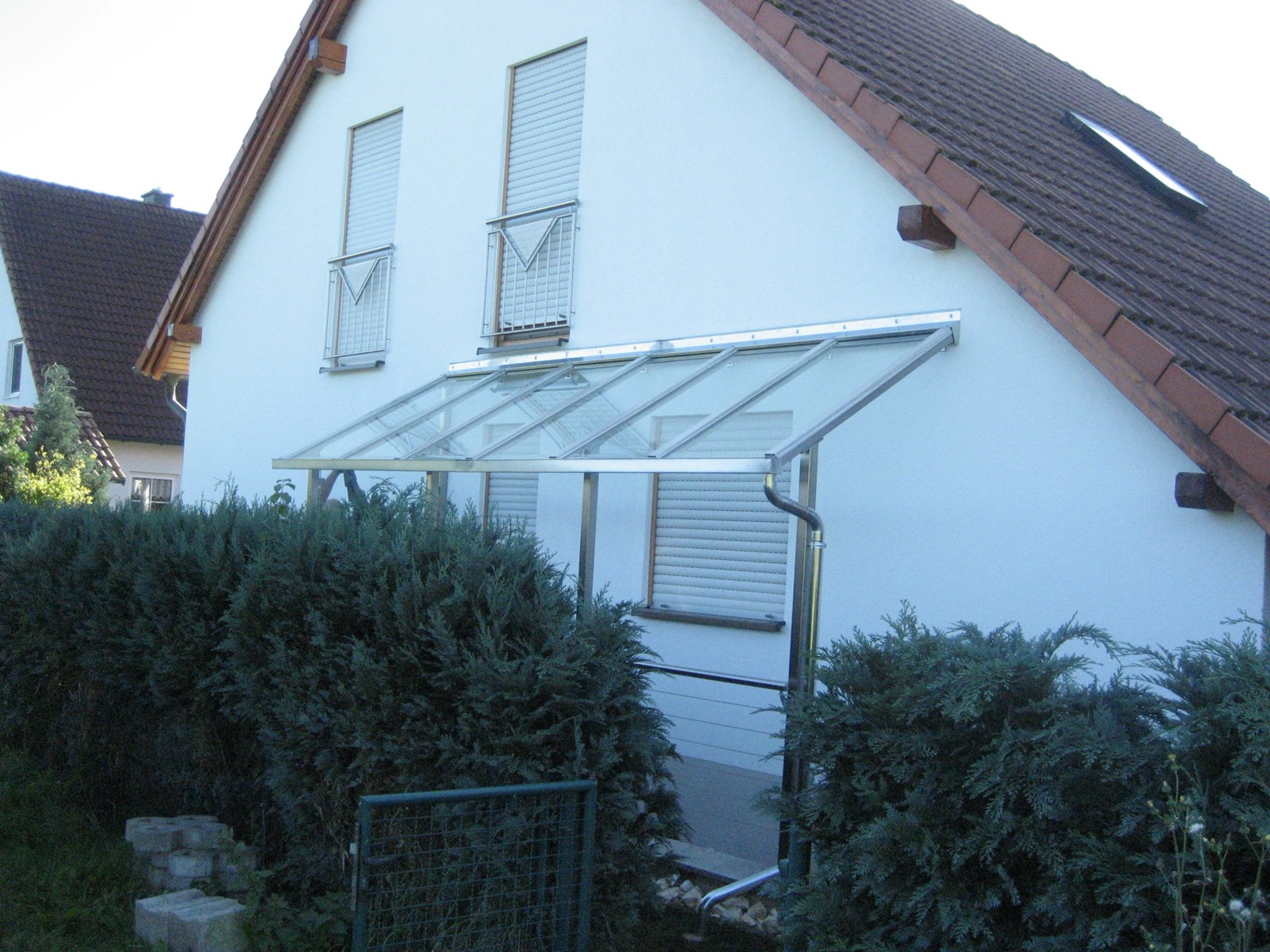Moderne Terrassenüberdachung aus Aluminium für den Außenbereich