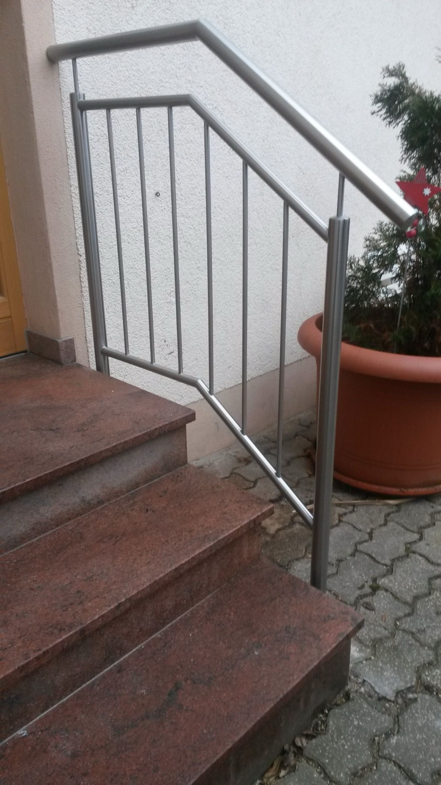 Handlauf aus Metall für sichere Treppenführung