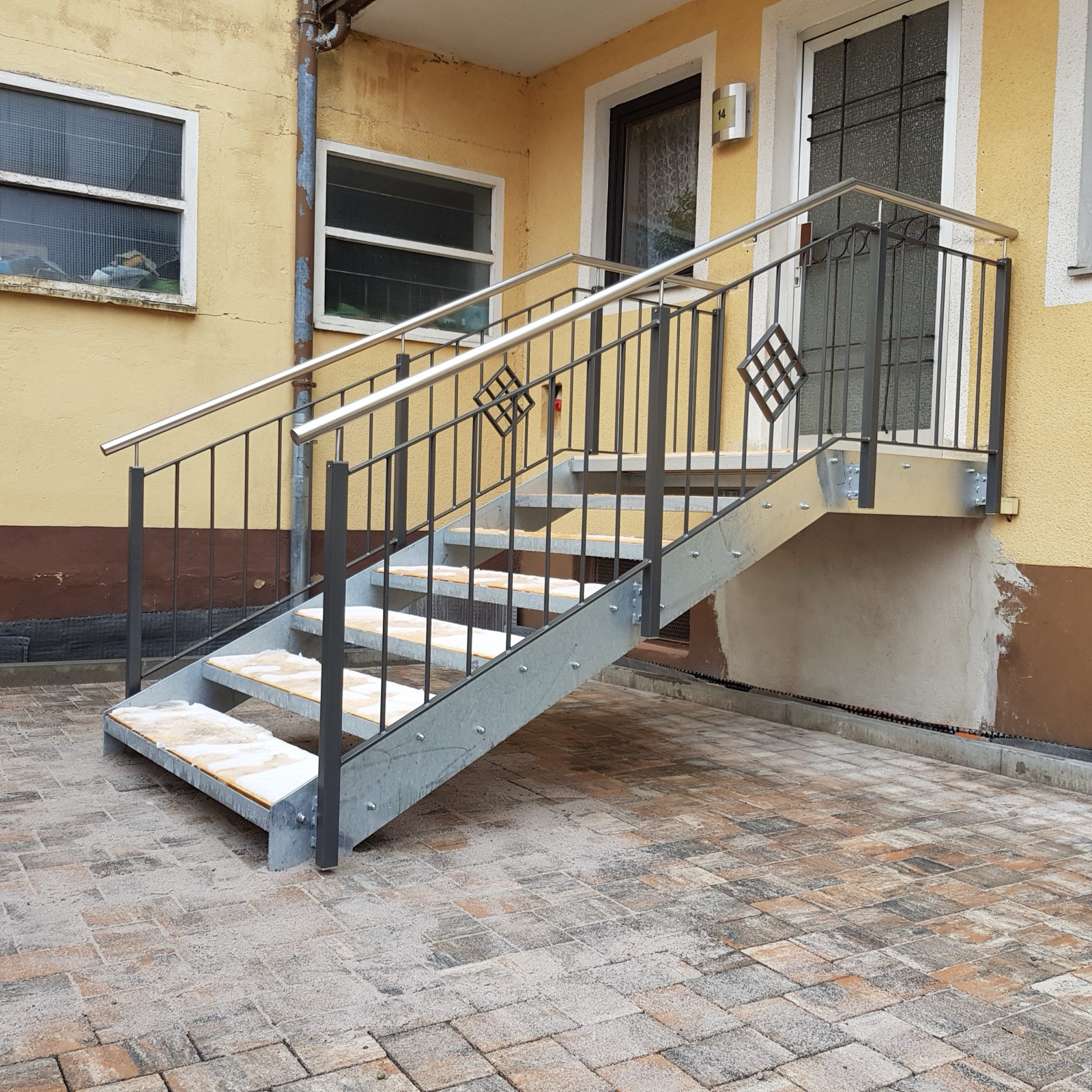 Stahltreppe mit Geländer als stabile Konstruktion