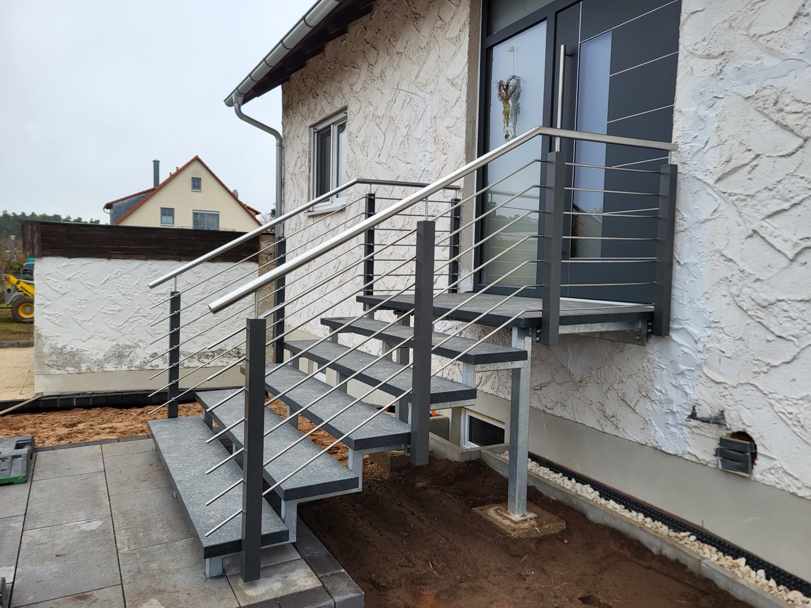 Stahltreppe mit Geländer als stabile und langlebige Konstruktion