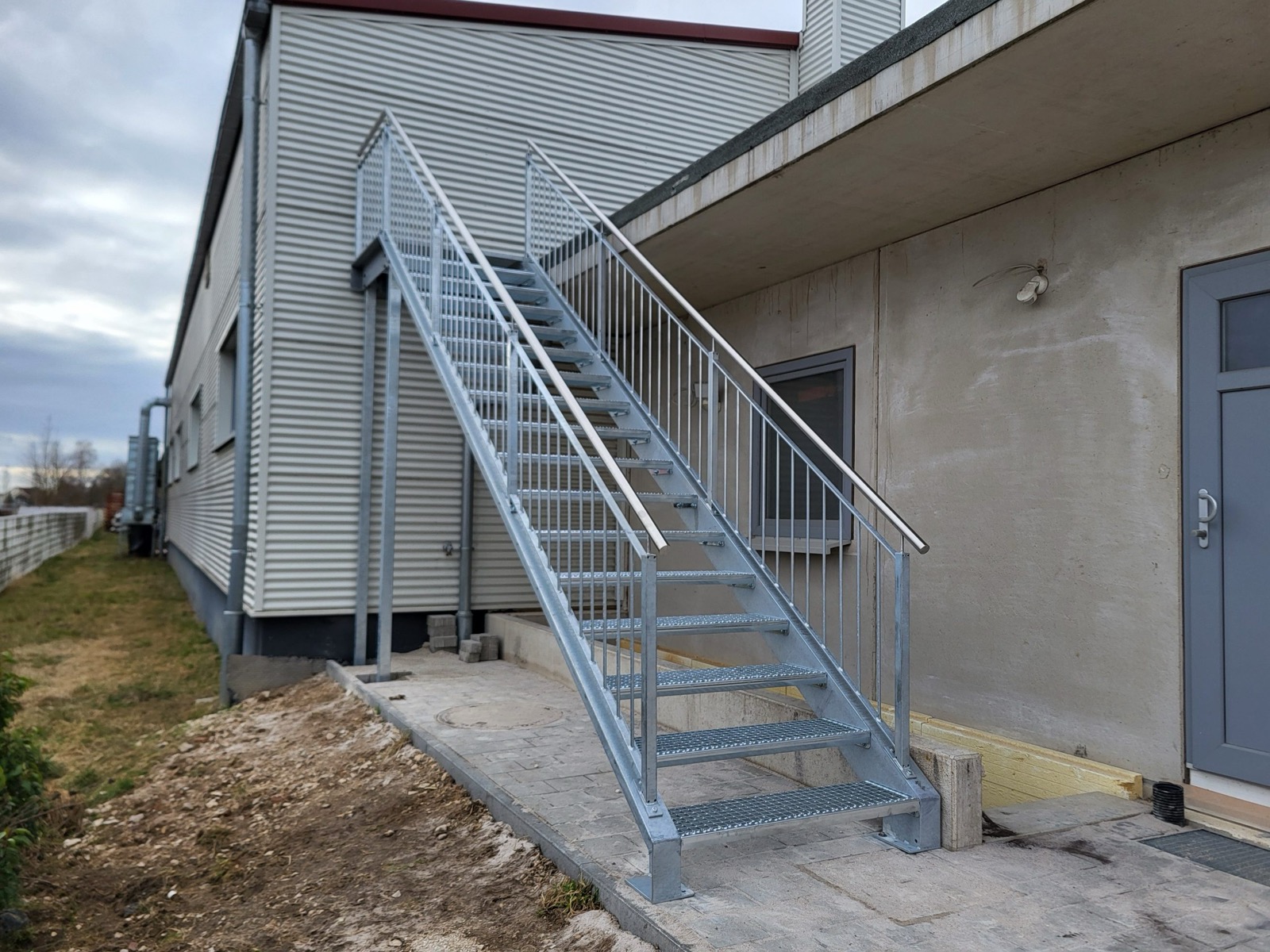 Handlauf aus Metall für Treppen im Innen- und Außenbereich